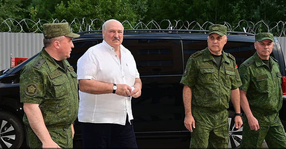Александр Лукашенко в окружении военных
