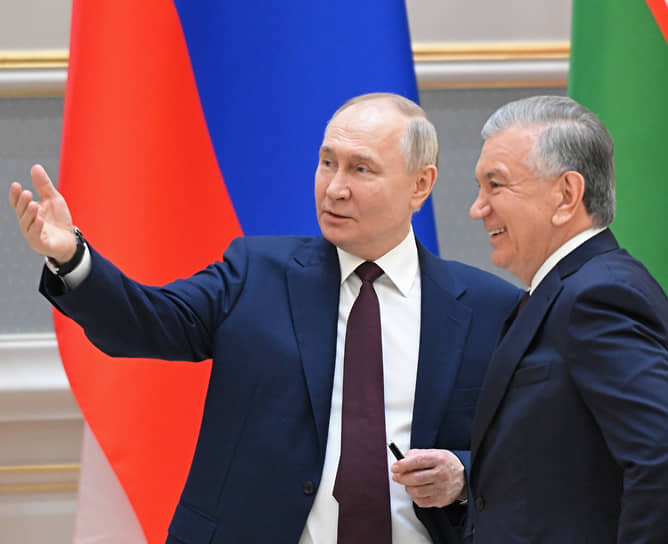 Владимир Путин (слева) и Шавкат Мирзиёев в мае 2024 года в Узбекистане