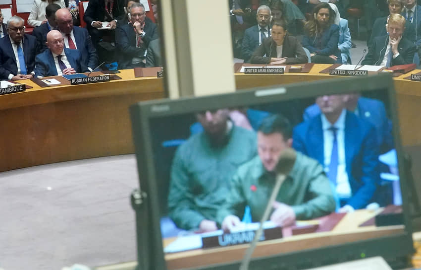 Василий Небензя (слева) слушает выступление президента Украины Владимира Зеленского в Совбезе ООН в сентябре 2023 года