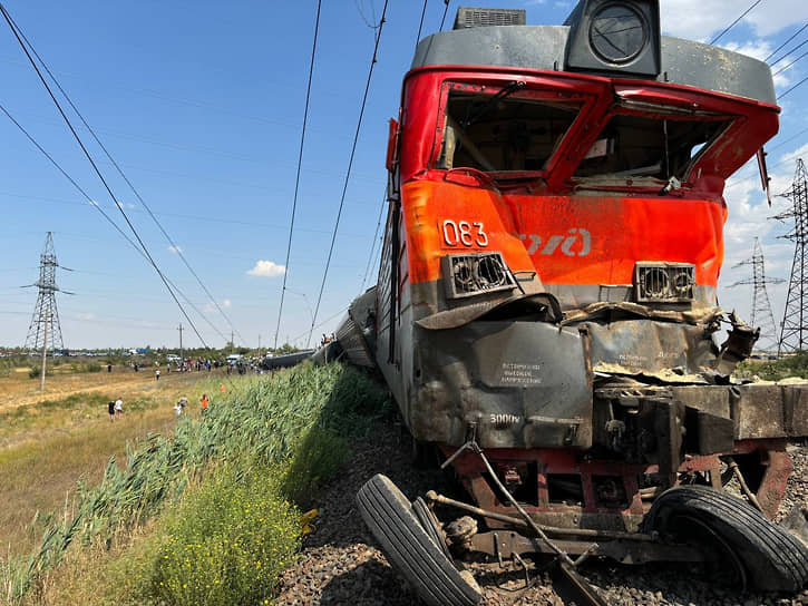 Причиной аварии стало столкновение с «КамАЗом», выехавшим на железнодорожный переезд перед приближающимся поездом. Водитель грузовика выжил