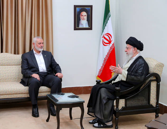 Исмаил Хания (слева) и Али Хаменеи во время встречи 30 июля 2024 года