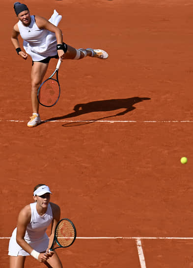 Теннисистки Мирра Андреева (в первом ряду) и Диана Шнайдер