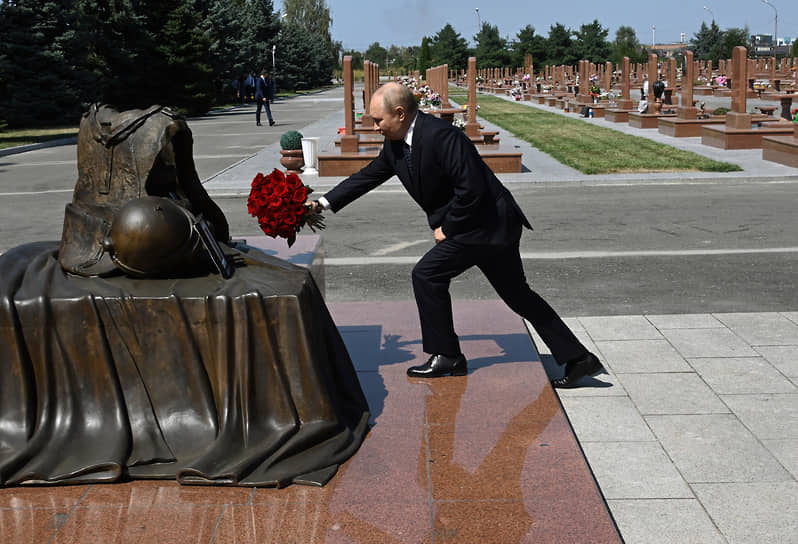 Владимир Путин возлагает цветы к памятнику бойцам спецназа подразделений «Альфа» и «Вымпел», погибшим при штурме школы № 1