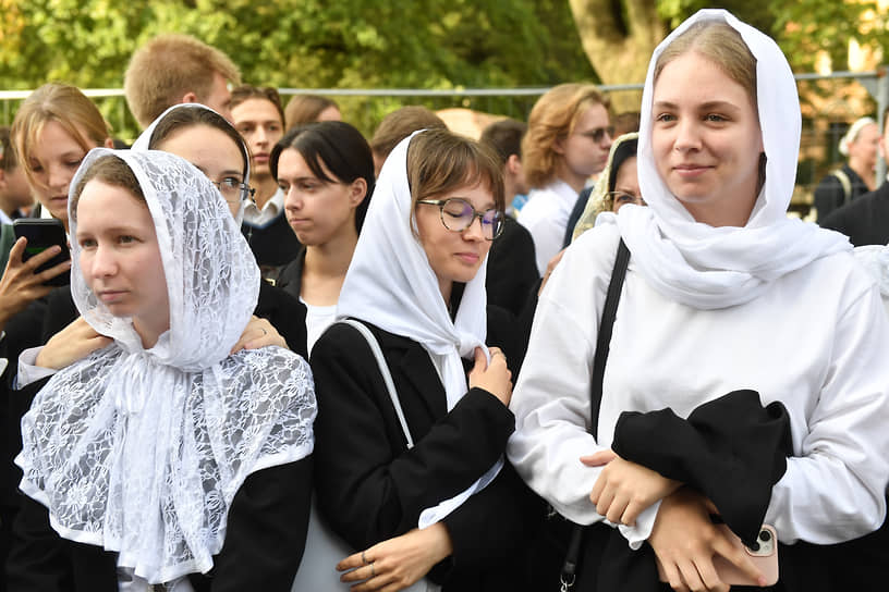 Участницы крестного хода в Санкт-Петербурге