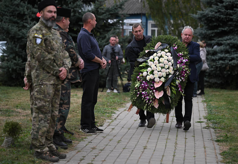 Отпевание и прощание прошли в храме без прессы, были приглашены только близкие и коллеги