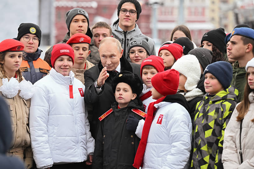 Владимир Путин во время церемонии возложения цветов к памятнику Кузьме Минину и Дмитрию Пожарскому на Красной площади в День народного единства