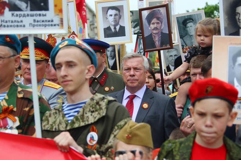 Василий Голубев (в центре) на акции «Бессмертный полк», 2018 год