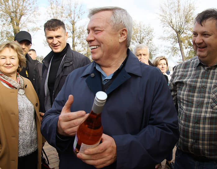 Василий Голубев (в центре) на выставке-ярмарке фермерской продукции, 2023 год