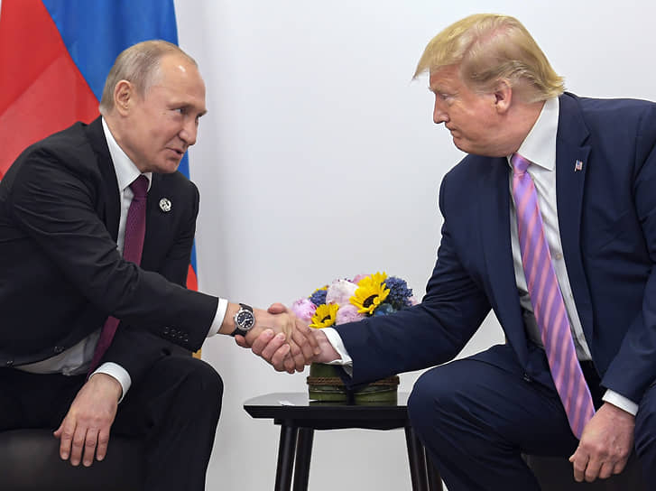 Владимир Путин (слева) и Дональд Трамп в 2019 году