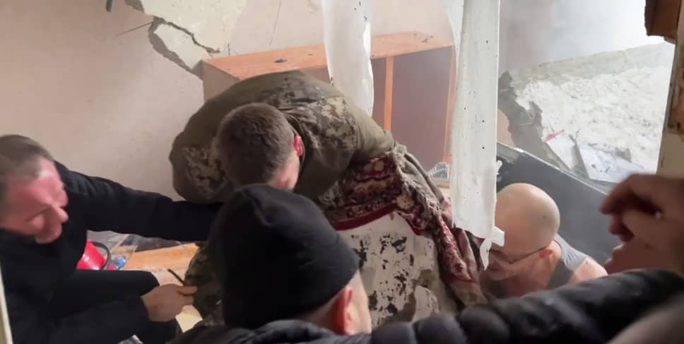 Губернатор Вячеслав Гладков в Шебекино на улице Шумилова, 25 помогает устранить последствия атаки беспилотника