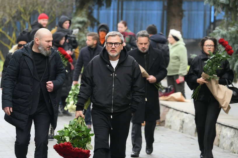 Телеведущий Вадим Такменев (в центре) 