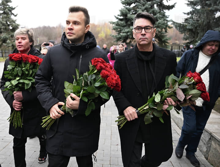 Слева направо: действующие солисты группы «На-На» Вячеслав Жеребкин, Михаил Игонин и Владимир Политов на церемонии прощания с Владимиром Левкиным