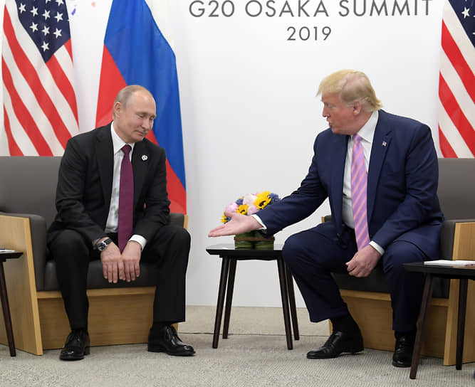 Владимир Путин (слева) и Дональд Трамп во время встречи в Осаке в 2019 году