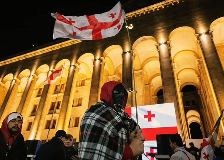 Акция протеста возле здания парламента Грузии