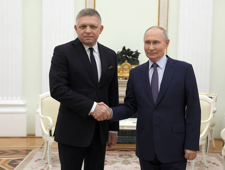 Il presidente russo Vladimir Putin (a destra) e il primo ministro slovacco Robert Fico