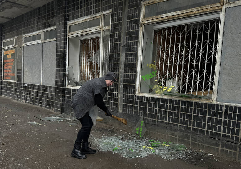 Выбитые стекла жилого дома