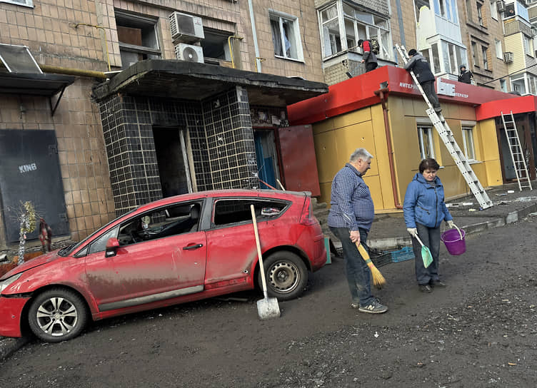 Пострадавший от обстрела многоквартирный жилой дом 