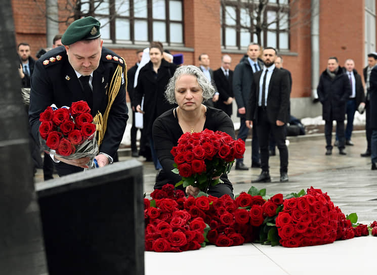 Посол Израиля в России Симона Гальперин возлагает цветы к мемориалу в Еврейском музее