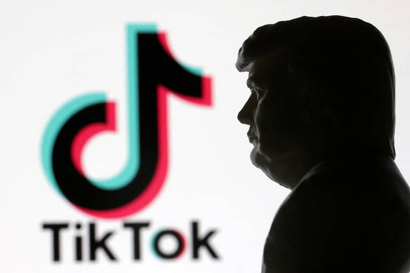 Дональд Трамп на фоне логотипа TikTok 