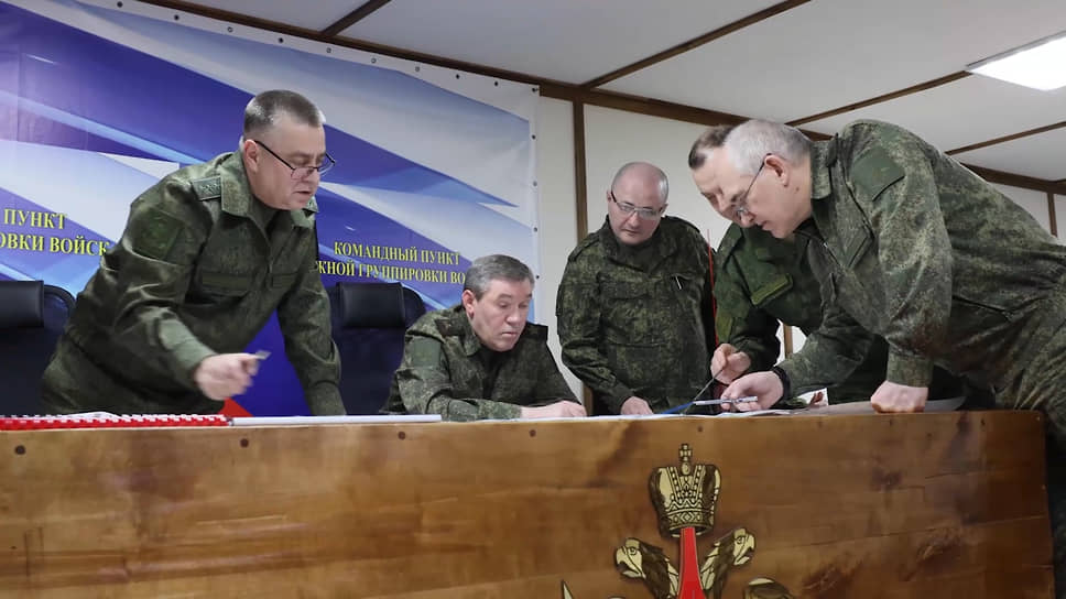 Валерий Герасимов посетил пункт управления группировки войск «Южная» в зоне специальной военной операции