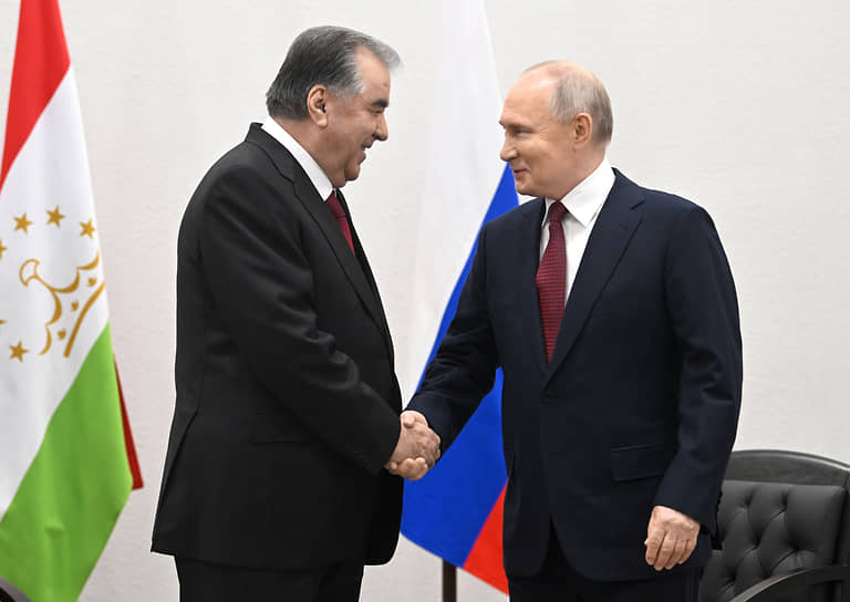 Эмомали Рахмон (слева) и Владимир Путин в феврале 2024 года
