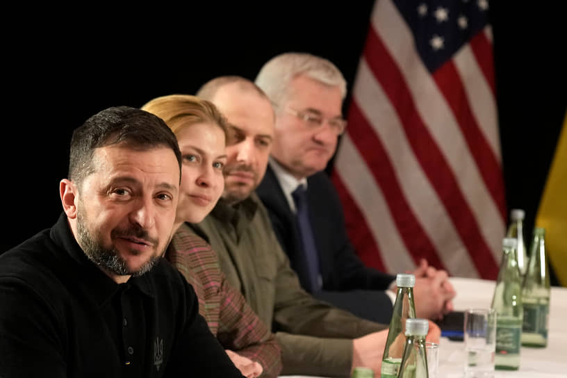 Президент Украины Владимир Зеленский (слева)