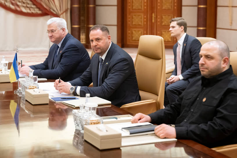 Министр иностранных дел Украины Андрей Сибига (слева), глава Офиса президента Андрей Ермак (в центре) и министр обороны Рустем Умеров (справа) 