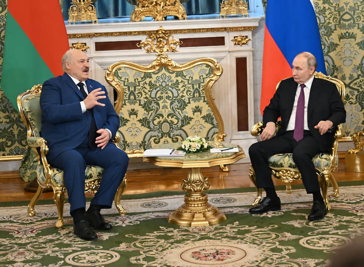 Президент России Владимир Путин (справа) и президент Белоруссии Александр Лукашенко