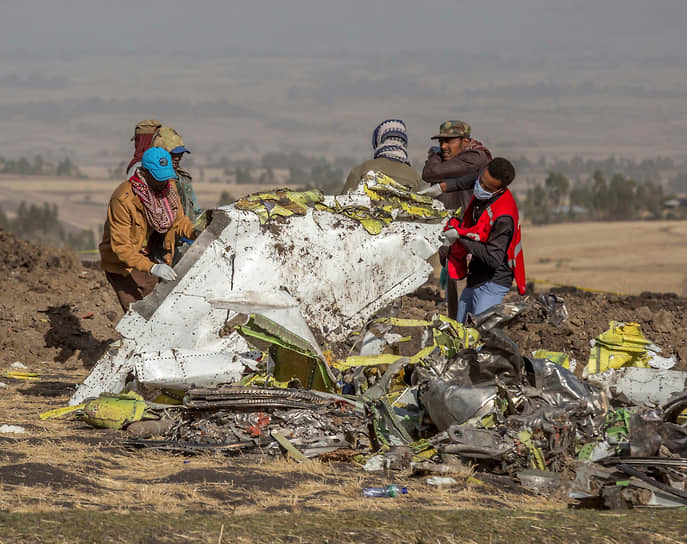 На месте крушения самолета Boeing 737 MAX компании Ethiopian Airlines (март 2019 года)