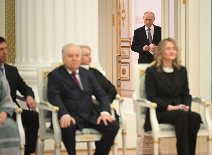 Владимир Путин перед началом заседания совета