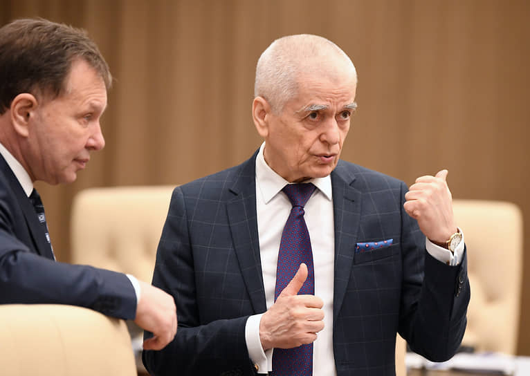 Геннадий Онищенко (справа)
