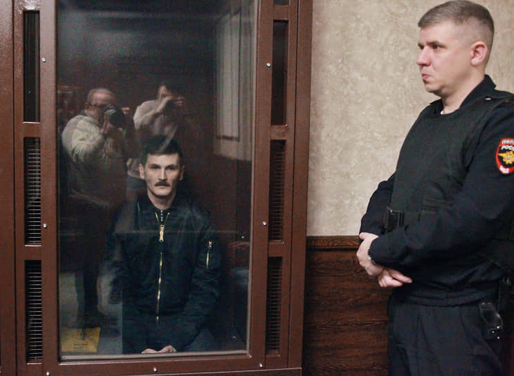 Егор Семенов (слева) во время заседания суда по делу о попытке отравления летчиков в Армавире