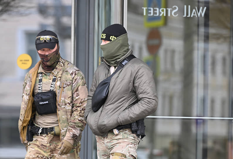 Сотрудники ФСБ у входа в здание бизнес-центра Wall street, где располагается компания «Русагро»