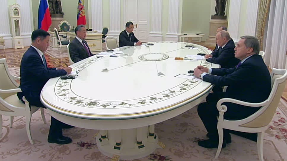 Владимир Путин на встрече с Ван И
