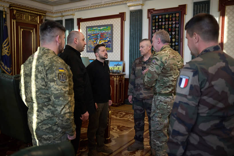 Президент Украины Владимир Зеленский с начальникам Генштаба Великобритании и Франции Тони Радакином и Тьерри Буркхардом