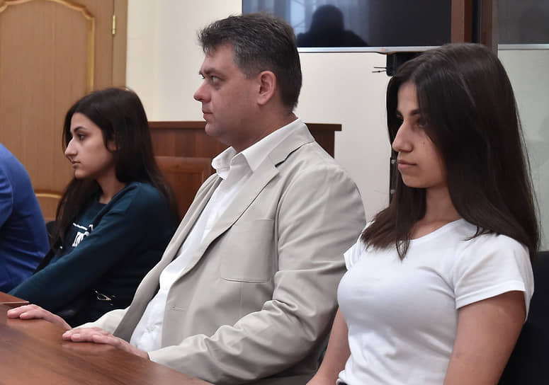 Ангелина (справа) и Крестина Хачатурян (вторая слева) и адвокат Алексей Паршин во время заседания суда
