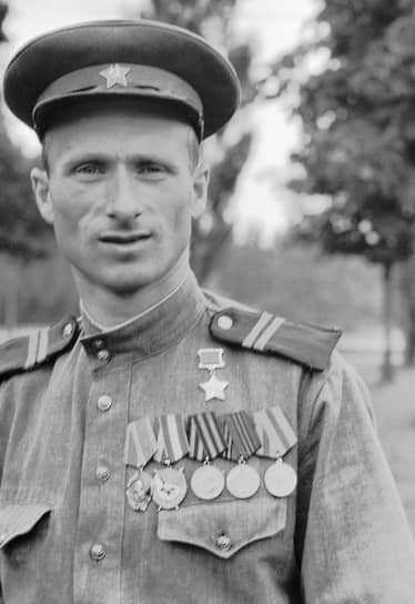 Герой Советского Союза,  младший сержант Мелитон Кантария (май 1946 года)