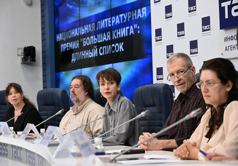 Пресс-конференция, посвященная оглашению длинного списка XX сезона Национальной литературной премии «Большая книга» в пресс-центре ТАСС. Слева направо: сценарист Евгения Декина, литератор Дмитрий Данилов, директор национальной литературной премии «Большая книга» Татьяна Восковская, писатель Алексей Андреев и критик Валерия Пустовая (21 апреля 2025 года)
