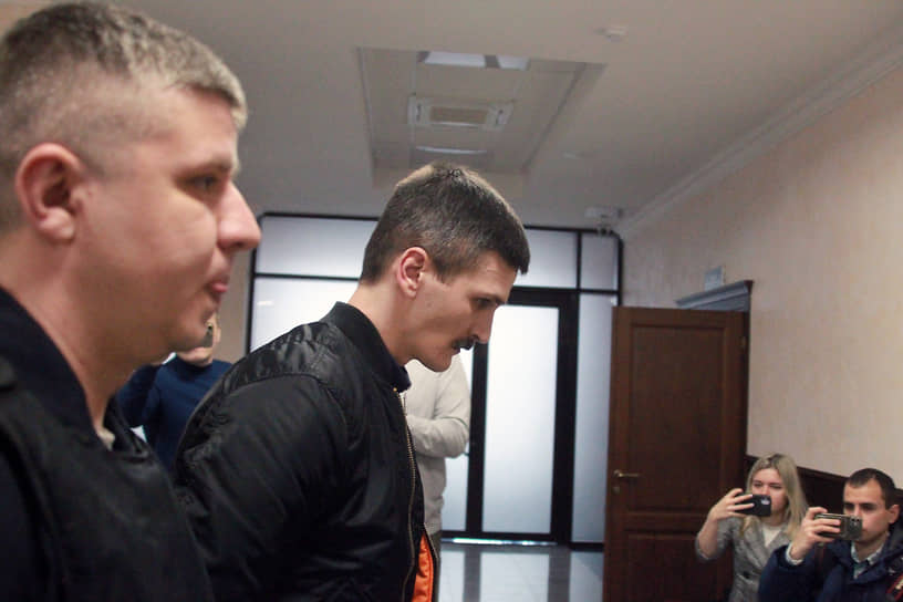 Житель Мелитополя Егор Семенов (в центре) перед началом заседания суда