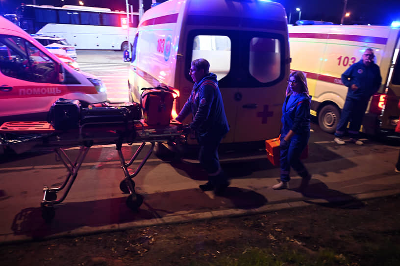 Сотрудники скорой медицинской помощи на месте взрыва в многоэтажном жилом доме по улице Тюленева в Москве