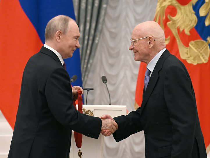 Владимир Путин и советник Московского научно-исследовательского онкологического института имени П.А.Герцена Валерий Чиссов
