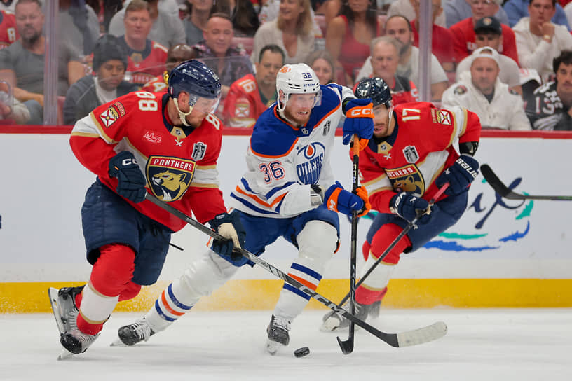 Защитник «Эдмонтон Ойлерз» Джон Клингберг (в центре), защитник «Флорида Пантерс» Нейт Шмидт (слева) и центровой Эван Родригес