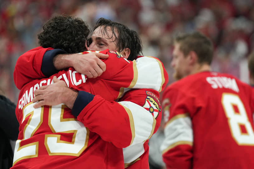 Центровой «Флориды Пантерс» Брэд Маршан (в центре) обнимает товарища по команде Маки Самоскевича