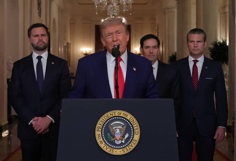 Президент США Дональд Трамп (второй слева), вице-президент СЩА Джей Ди Вэнс (слева), госсекретарь США Марко Рубио и министр обороны США Пит Хегсет