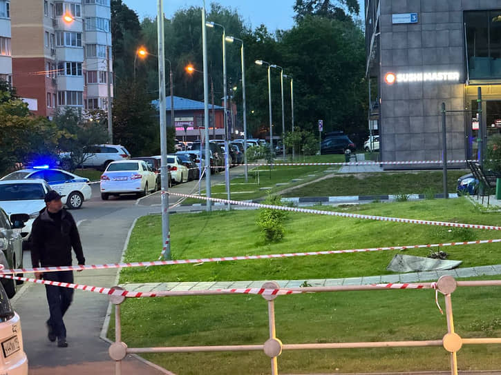 Глава Красногорска Дмитрий Волков возле места падения обломка БПЛА