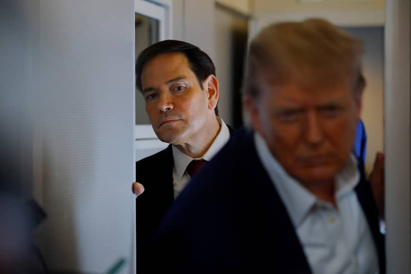 Госсекретарь США Марко Рубио и президент Дональд Трамп (на переднем плане)