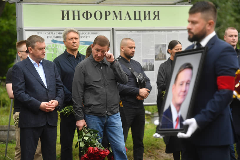 Вице-губернатор Санкт-Петербурга Кирилл Поляков (слева) и глава Республики Алтай Андрей Турчак (справа)