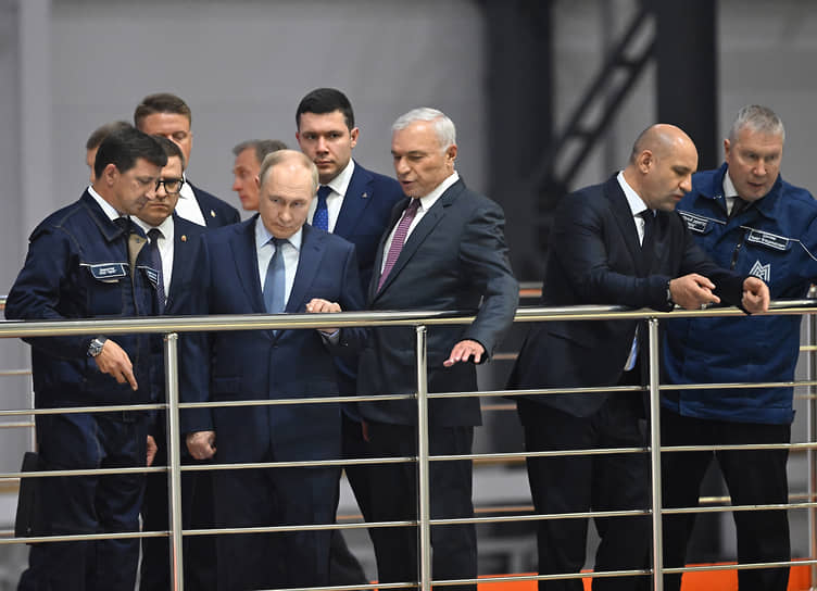 Президент России Владимир Путин (третий слева), министр промышленности и торговли России Антон Алиханов (четвертый слева), председатель совета директоров ПАО "Магнитогорский металлургический комбинат" Виктор Рашников (в центре), полномочный представитель президента России в Уральском федеральном округе Артем Жога (второй справа) и генеральный директор ММК Павел Шиляев (справа)