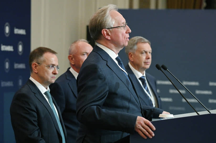 Михаил Галузин (на переднем плане)