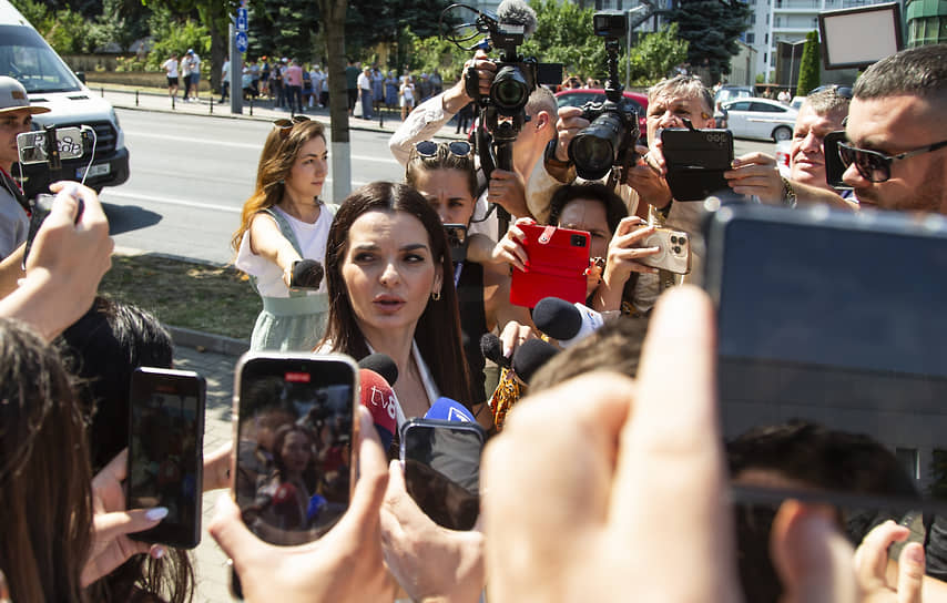 Евгения Гуцул перед началом заседания